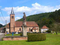 Stürzelbronn im Elsass: Kirche und Statue des Klostergründers.JPG (55187 Byte)
