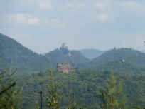 Blick vom Abtskopf über den Hundsfels zum Trifels