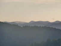 Die tief gestaffelten Wasgauberge vom Schuhmacherfelsen