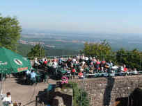 Rietburg-Schänke mit der Rheinebene