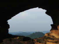 Durch Felslöcher am Rötzenfels in den südlichen Wasgau